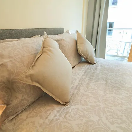 Apartment City Centre Bright & Quiet Apt With Balcony & Pkg *
