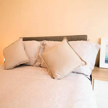 Apartment City Centre Bright & Quiet Apt With Balcony & Pkg *