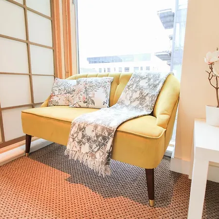 Apartment City Centre Bright & Quiet Apt With Balcony & Pkg