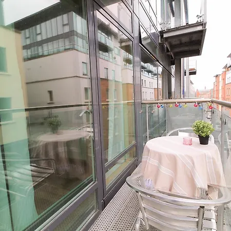 City Centre Bright & Quiet Apt With Balcony & Pkg * Dublin