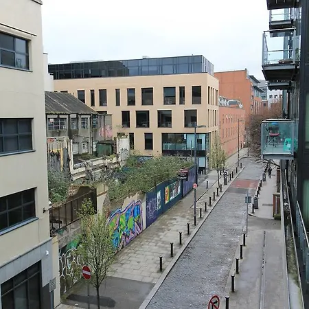 City Centre Bright & Quiet Apt With Balcony & Pkg *