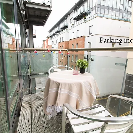 City Centre Bright & Quiet Apt With Balcony & Pkg *