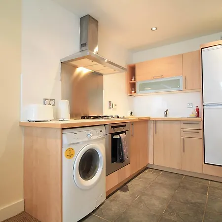 City Centre Bright & Quiet Apt With Balcony & Pkg *