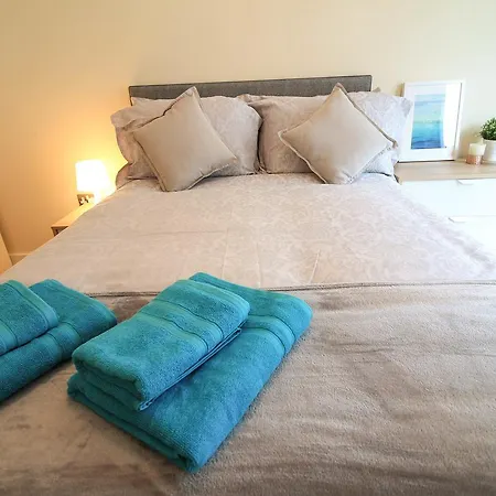 City Centre Bright & Quiet Apt With Balcony & Pkg